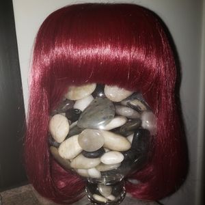 Fi-Fi Mahoney wig, maroon, bi-level cut